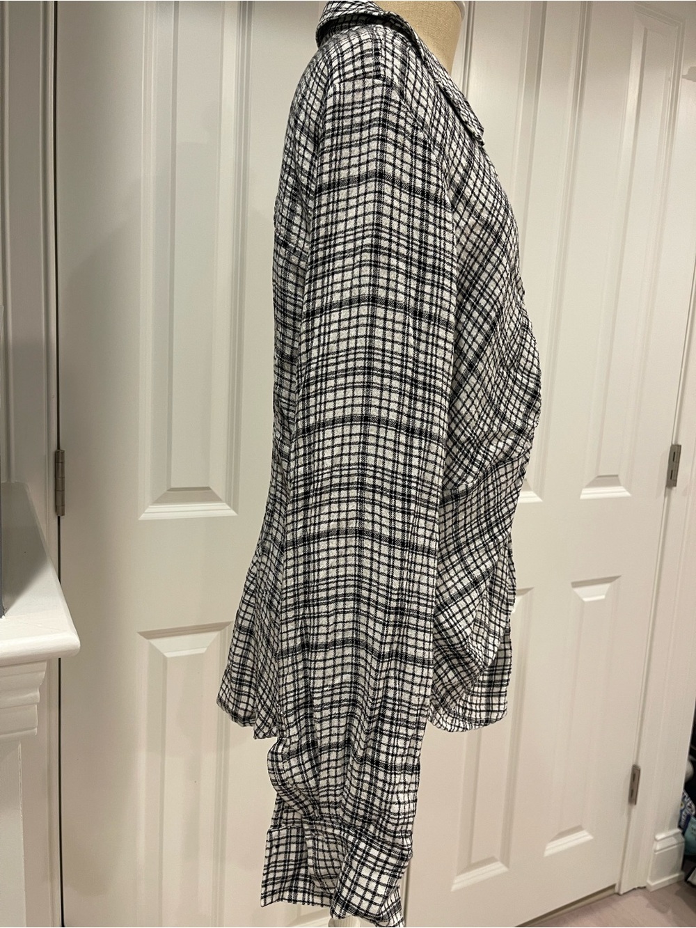 Pilcro Plaid Ruched Button-Front Women's Top - Black & White - Picture 4 of 11